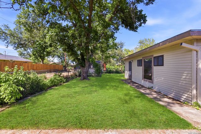 425 E Wright Blvd, Universal City, TX 78148
