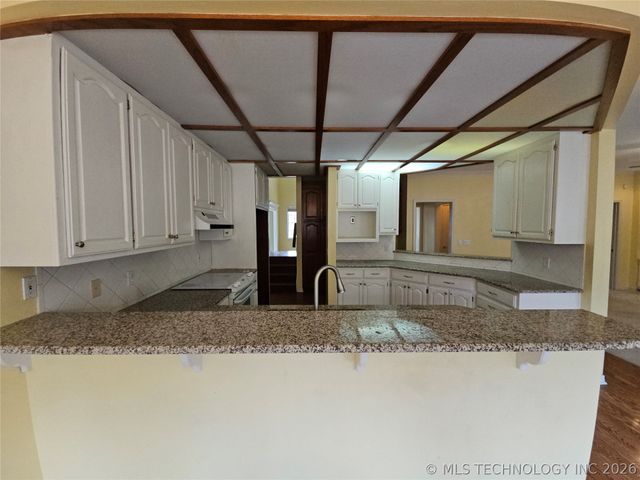 10209 S Knoxville Avenue, Tulsa, OK 74137