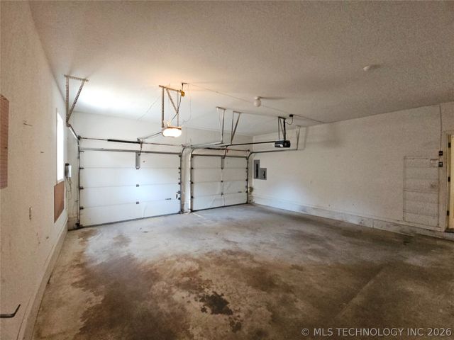 10209 S Knoxville Avenue, Tulsa, OK 74137