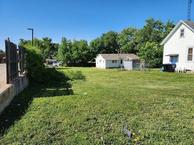 1216 W Market Street, Bloomington, IL 61701