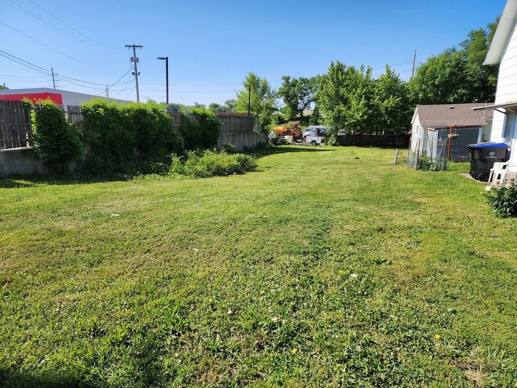 1216 W Market Street, Bloomington, IL 61701