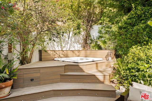 1110 N Beverly Glen Boulevard, Los Angeles, CA 90077