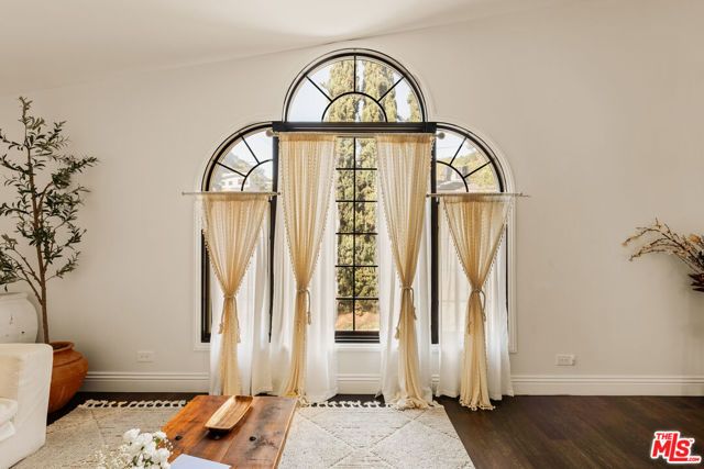 1110 N Beverly Glen Boulevard, Los Angeles, CA 90077