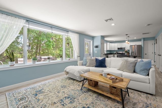 16 Clancy St, Swansea, MA 02777