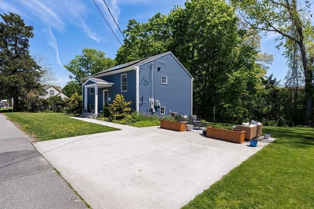 16 Clancy St, Swansea, MA 02777