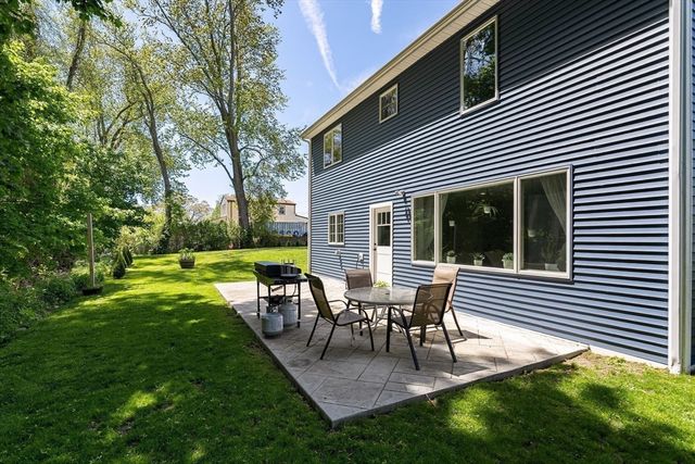 16 Clancy St, Swansea, MA 02777