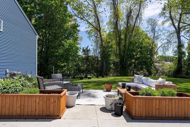 16 Clancy St, Swansea, MA 02777