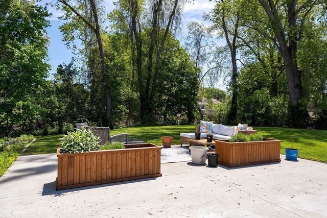 16 Clancy St, Swansea, MA 02777