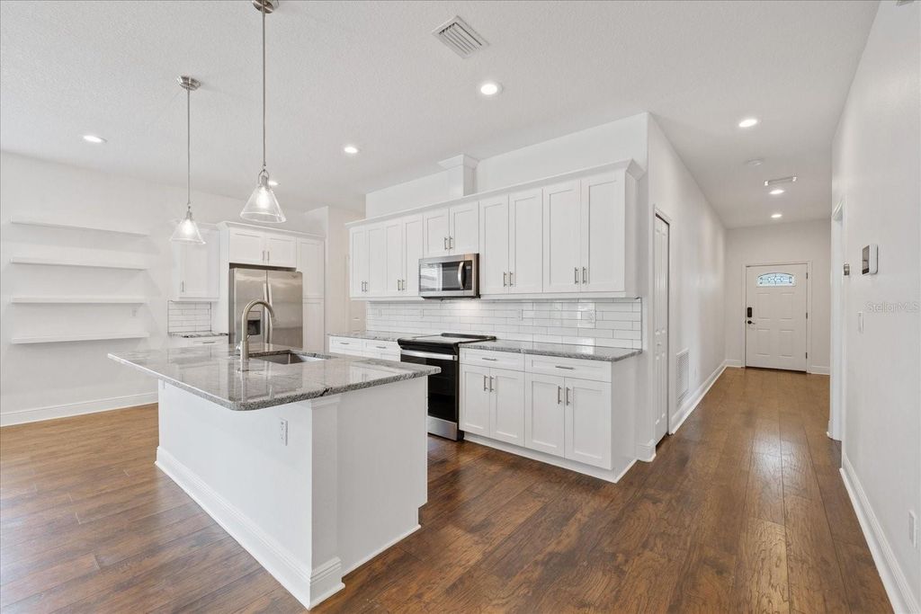 Image 12 of property listing at 2901 W COLLINS STREET 2, Tampa, FL 33607