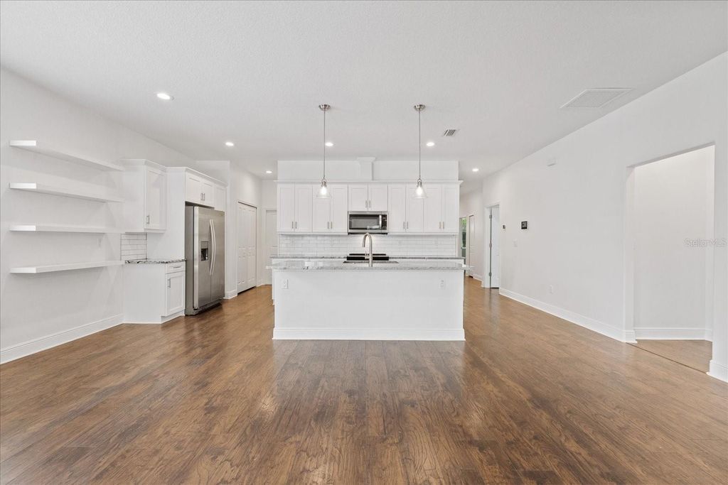 Image 14 of property listing at 2901 W COLLINS STREET 2, Tampa, FL 33607