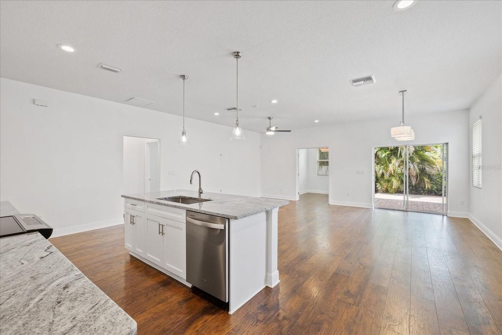 Image 16 of property listing at 2901 W COLLINS STREET 2, Tampa, FL 33607