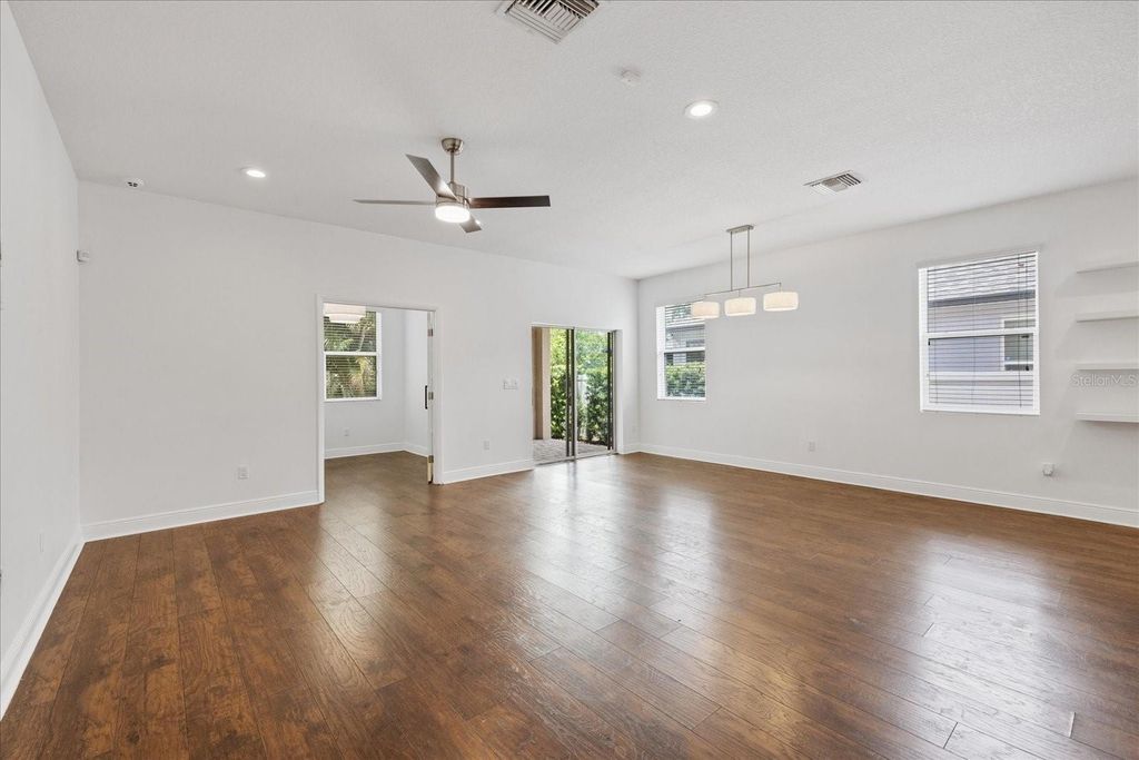 Image 18 of property listing at 2901 W COLLINS STREET 2, Tampa, FL 33607
