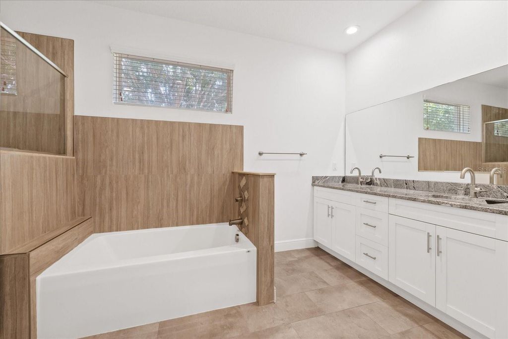 Image 29 of property listing at 2901 W COLLINS STREET 2, Tampa, FL 33607