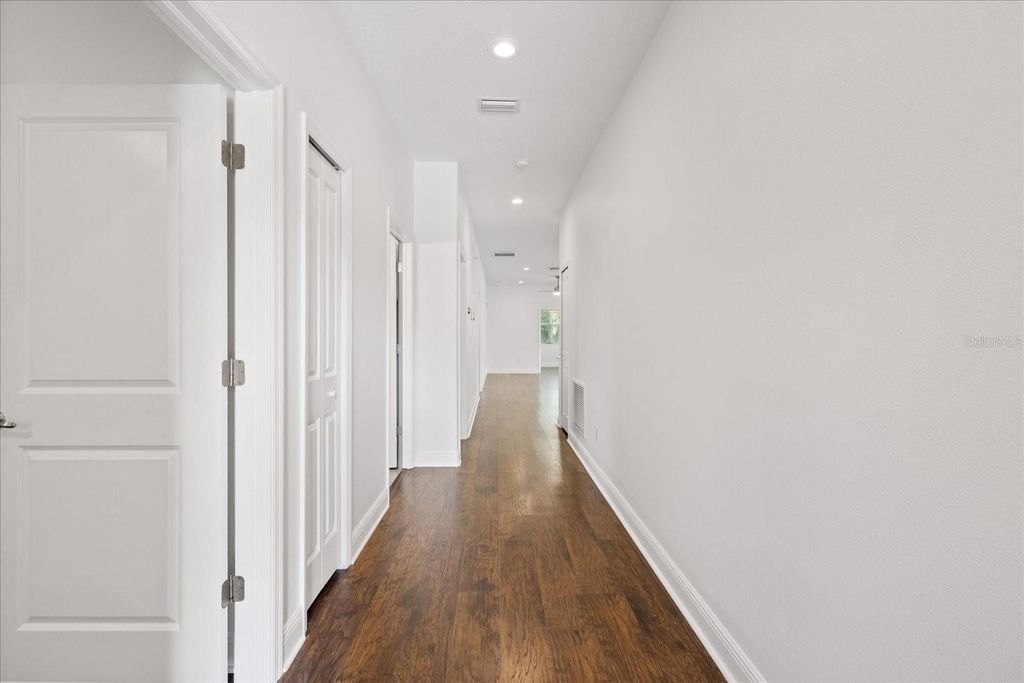 Image 4 of property listing at 2901 W COLLINS STREET 2, Tampa, FL 33607