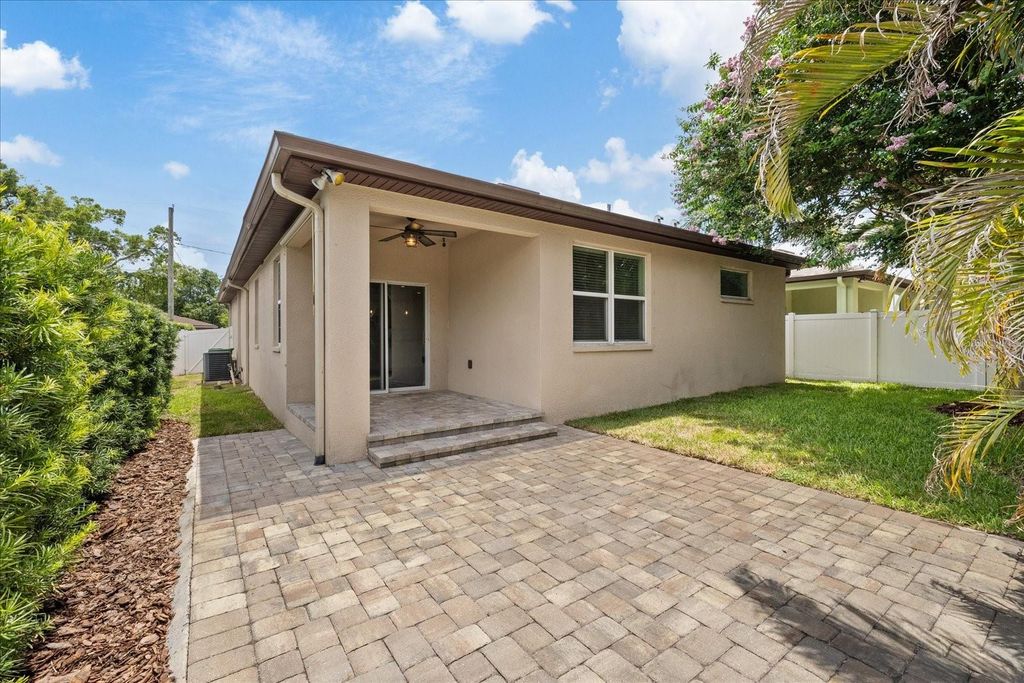 Image 32 of property listing at 2901 W COLLINS STREET 2, Tampa, FL 33607