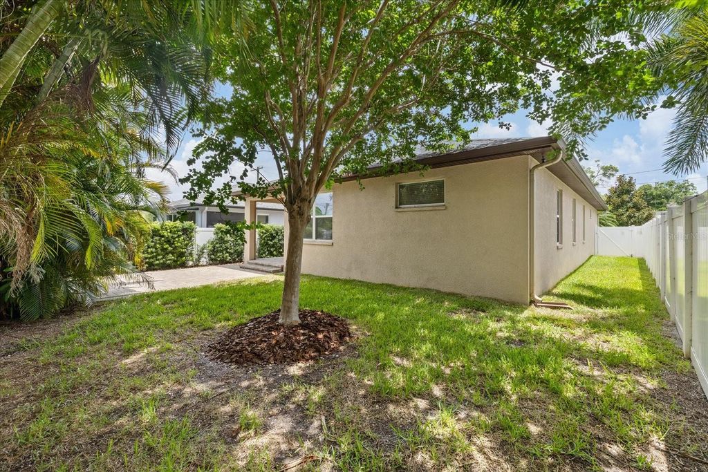 Image 34 of property listing at 2901 W COLLINS STREET 2, Tampa, FL 33607