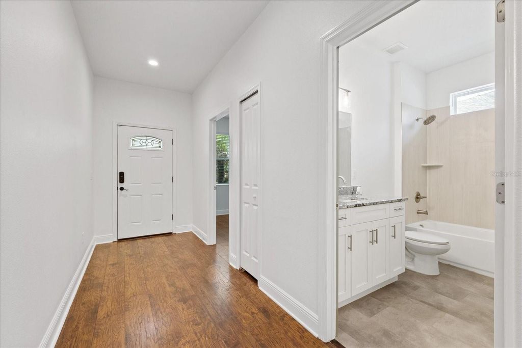 Image 5 of property listing at 2901 W COLLINS STREET 2, Tampa, FL 33607