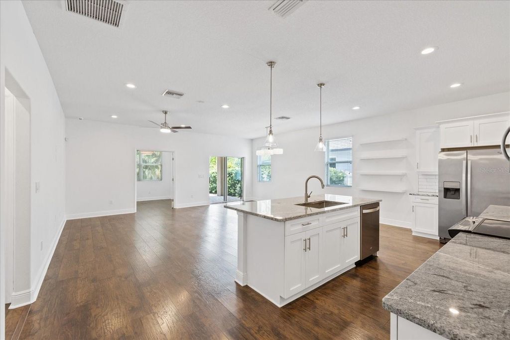 Image 10 of property listing at 2901 W COLLINS STREET 2, Tampa, FL 33607