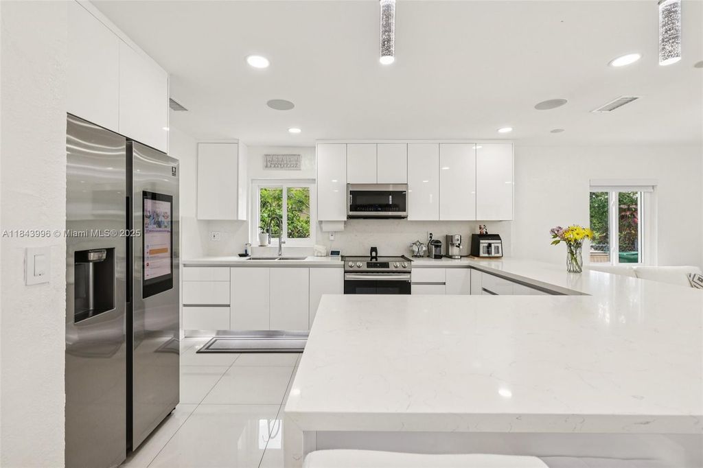 7711 NW 38th St, Davie, FL 33024