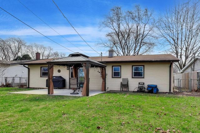 1008 Woodland Drive, Wheeling, IL 60090