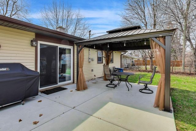 1008 Woodland Drive, Wheeling, IL 60090