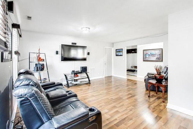 1008 Woodland Drive, Wheeling, IL 60090