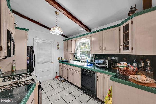 3093 LYNDANA DR, Lancaster, PA 17601