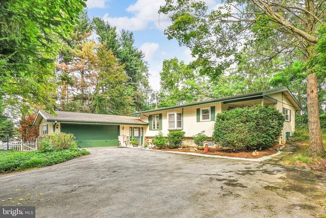 3093 LYNDANA DR, Lancaster, PA 17601