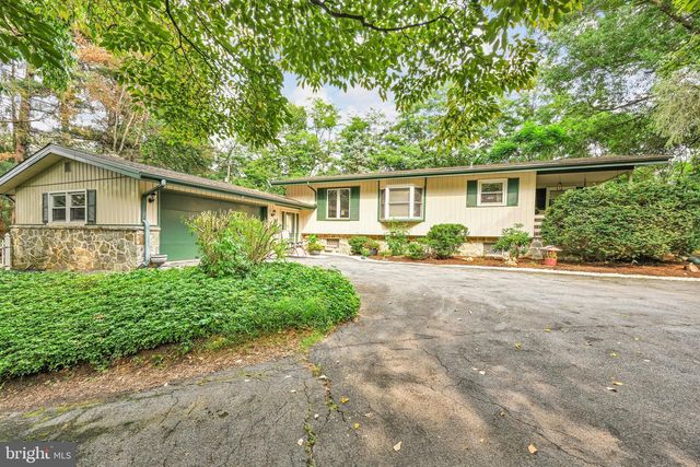 3093 LYNDANA DR, Lancaster, PA 17601