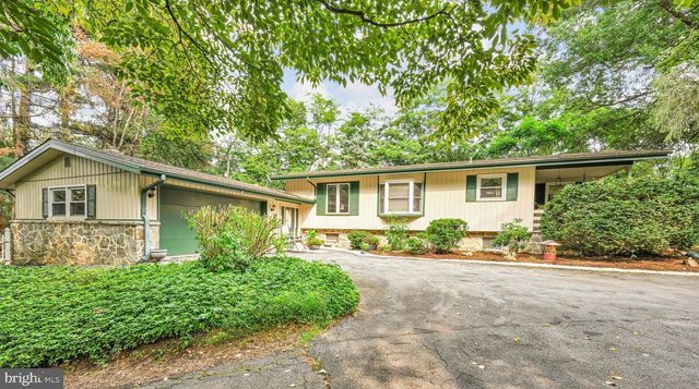 3093 LYNDANA DR, Lancaster, PA 17601