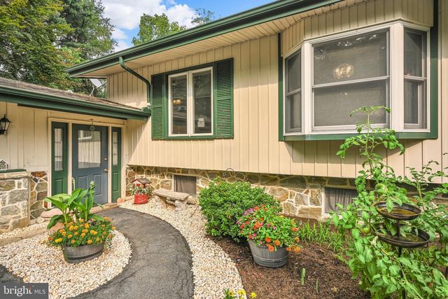 3093 LYNDANA DR, Lancaster, PA 17601