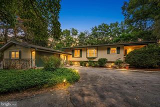 3093 LYNDANA DR, Lancaster, PA 17601