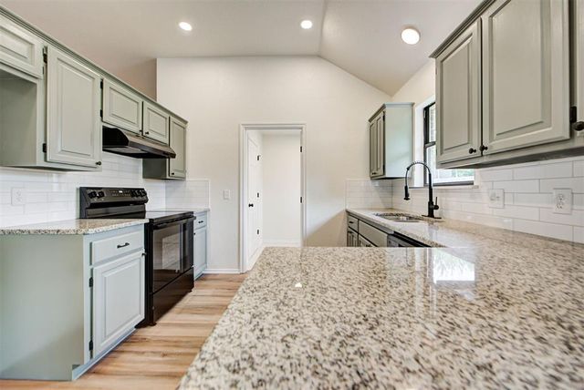 8013 Wilshire Ridge Drive, Oklahoma City, OK 73132