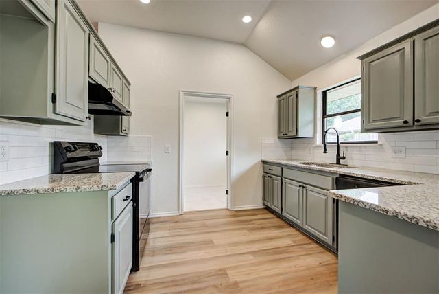 8013 Wilshire Ridge Drive, Oklahoma City, OK 73132