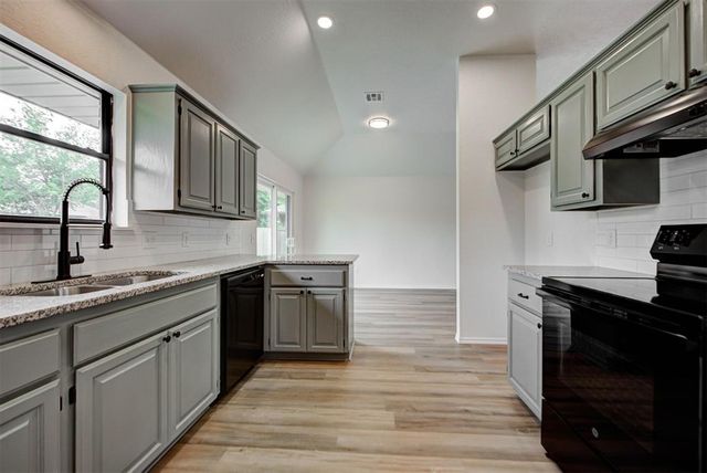8013 Wilshire Ridge Drive, Oklahoma City, OK 73132