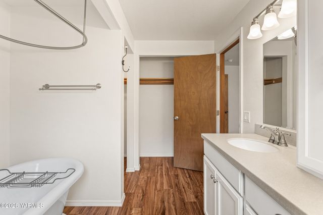 7505 Olmstead Ct, Yakima, WA 98908