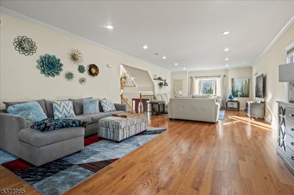 56 Kearney St, Lyndhurst Twp., NJ 07071