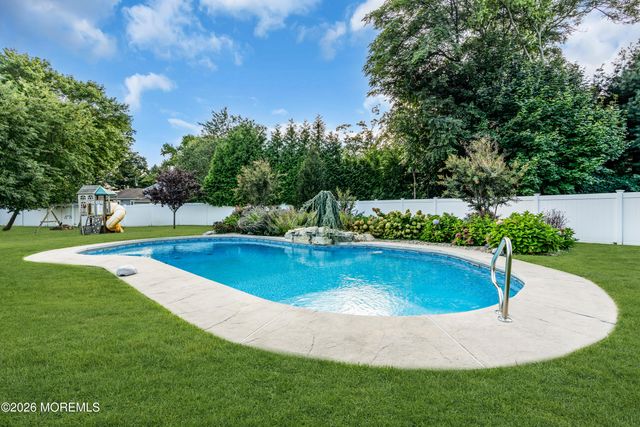 6 Van Note Court, Middletown, NJ 07748