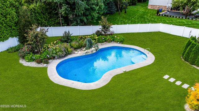 6 Van Note Court, Middletown, NJ 07748