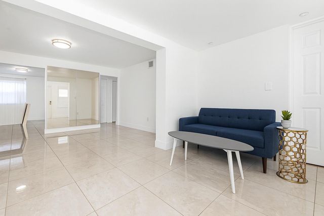 2447 Roosevelt St, Hollywood, FL 33020