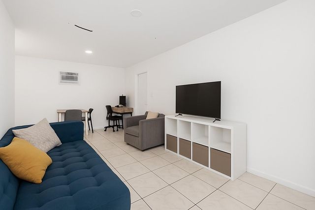 2447 Roosevelt St, Hollywood, FL 33020