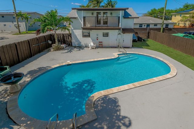 2447 Roosevelt St, Hollywood, FL 33020