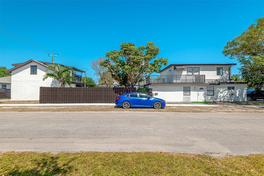 2447 Roosevelt St, Hollywood, FL 33020