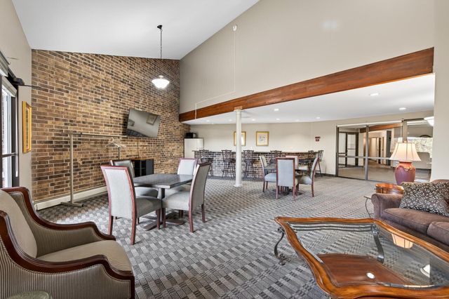 35 Nathan Lane N 223, Plymouth, MN 55441