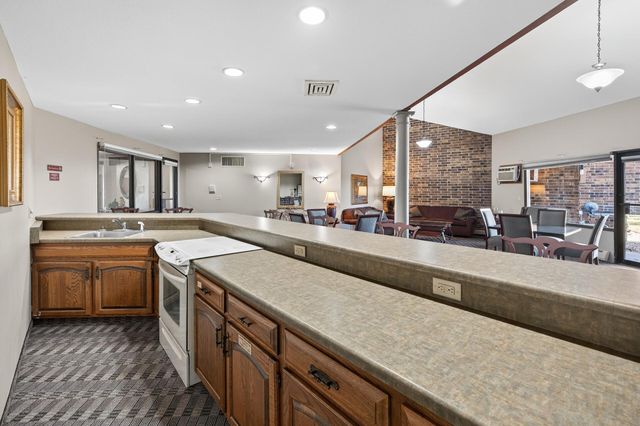 35 Nathan Lane N 223, Plymouth, MN 55441