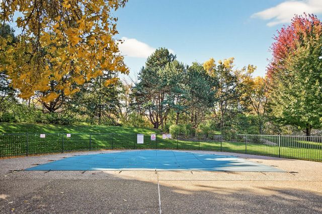 35 Nathan Lane N 223, Plymouth, MN 55441