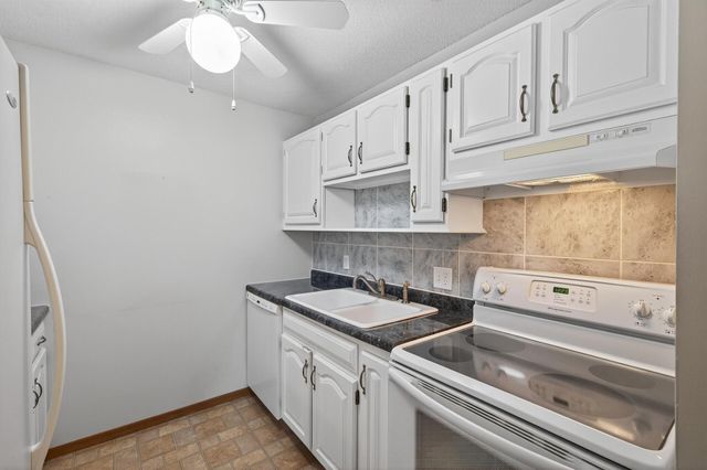 35 Nathan Lane N 223, Plymouth, MN 55441