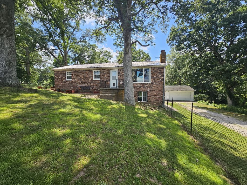 Image 2 of property listing at 8841 N Triton Lane, Mt Vernon, IL 62864