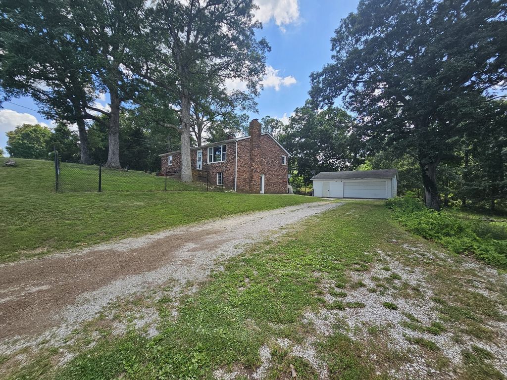 Image 11 of property listing at 8841 N Triton Lane, Mt Vernon, IL 62864