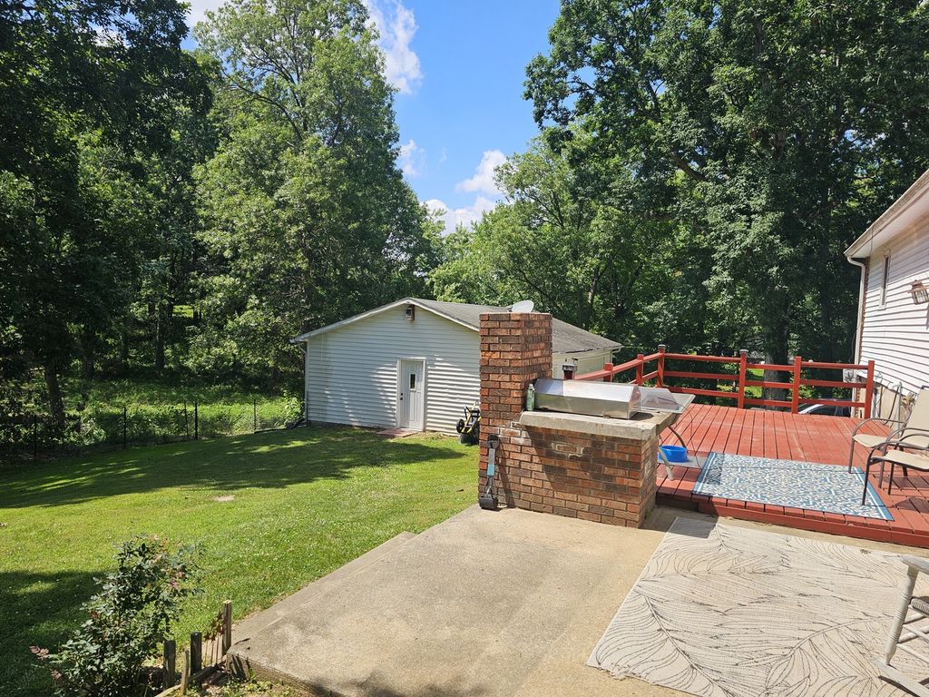 Image 13 of property listing at 8841 N Triton Lane, Mt Vernon, IL 62864